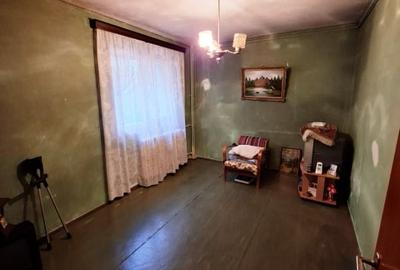 Titan Metrou 2 camere decomandat etaj 1 - 2