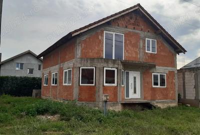 Vand casa in rosu Palota