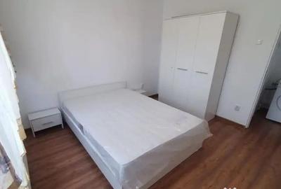 Apartament cu 3 camere semidecomandat în Micro 21