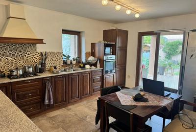 Casa superba intr-o zona linistita – 4 dormitoare, 3 bai, living spatios si grad - 12