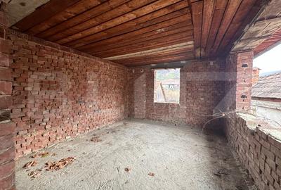 Casa la rosu cu 7 camere, 2 bai, 1 bucatarie. - 6