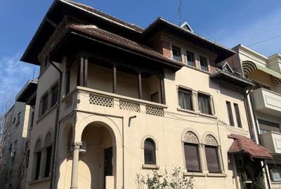 Apartament cu 4 camere decomandat, mobilat în Victoriei