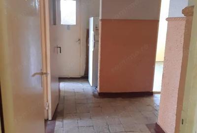 Apartament cu 3 camere decomandat în Piața Centrală