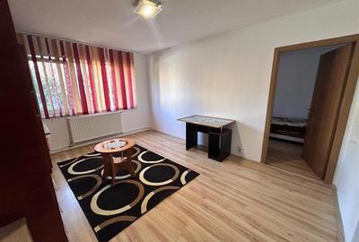 Apartament cu 3 camere semidecomandat, mobilat în Micro III - 16