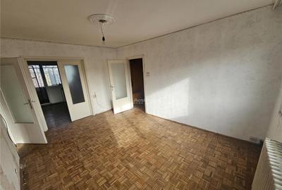 Apartament cu 3 camere semidecomandat în Micro I - 10