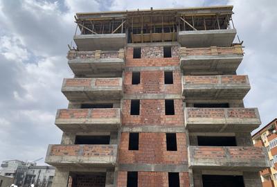 Apartament cu 3 camere în Apărătorii Patriei