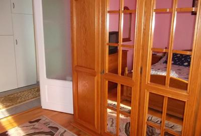 Vand apartament 2 camere etaj 2 ,bloc tip D decomandat .La bucatarie este o bolta de intrare ,calori - 3