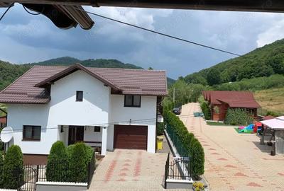 Casă cu 4 camere cu Teren 550 Mp în Central - 1