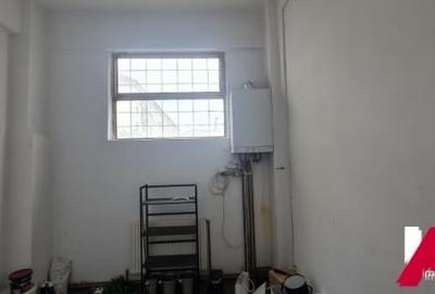Inchiriez spatiu comercial situat in Strand, in zona de blocuri, suprafata 85mp - 9