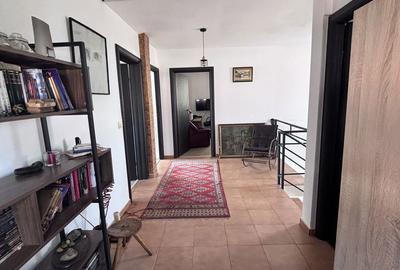 Casă cu 5 camere cu Canalizare în Central - 2