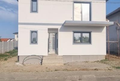 Casă individuală cu 4 camere cu Canalizare în Cristian
