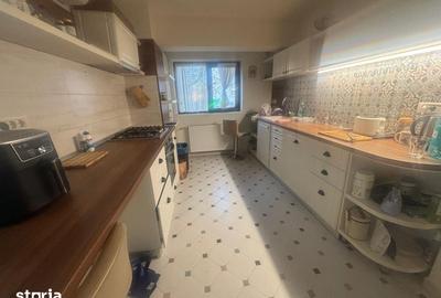 Casă cu 7 camere cu Canalizare în Central - 2