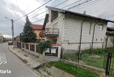 Casă cu 4 camere cu Teren 200 Mp în Central - 1