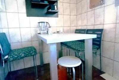PROPRIETAR vind apartament cu trei camere in zona 1 Decembrie Ozana - 5
