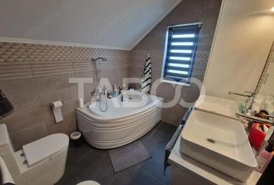 Casă cu 4 camere cu Canalizare în Cristian - 7