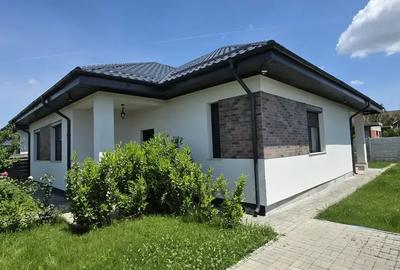 Casă cu 4 camere cu Canalizare în Tamași