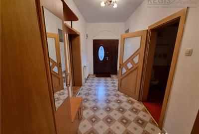 Apartament cu 3 camere semidecomandat, mobilat în Florilor