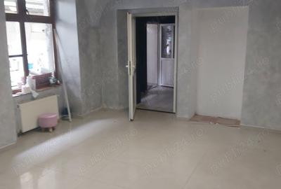 Inchiriez spatiu comercial cca 45 mp ultracentral in Sibiu pe Balcescu in curte cu vad f bun 550 E. - 3