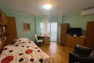 Garsonieră decomandată în 1 Mai - 2