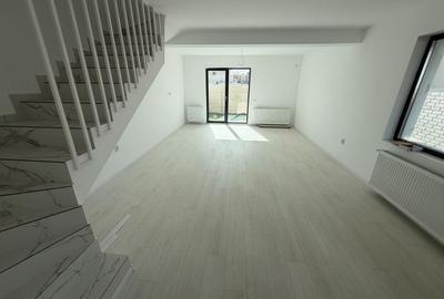 Duplex cu 4 camere cu Canalizare în Central - 3