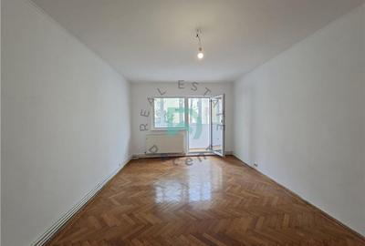 Apartament cu 3 camere decomandat în Astra