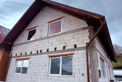 Casă cu 5 camere cu Teren 1000 Mp în Ceuaș - 1