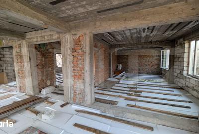 Casă cu 7 camere cu Teren 1656 Mp în Hulubești - 1