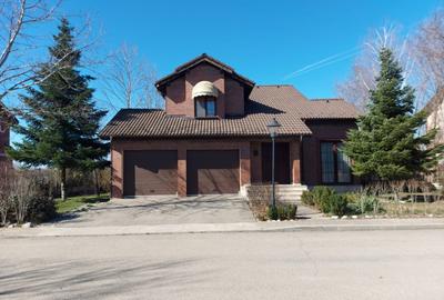 Casă individuală cu 4 camere cu Teren 500 Mp în Ostratu