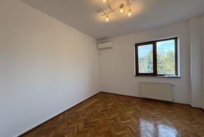 Vila spațioasă în Sisesti | 600 mp | 9 locuri de parcare | Teren 1500 mp - 9