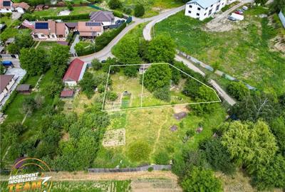 Teren de 996 mp, în Central