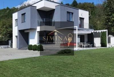 Casă cu 4 camere în Corunca