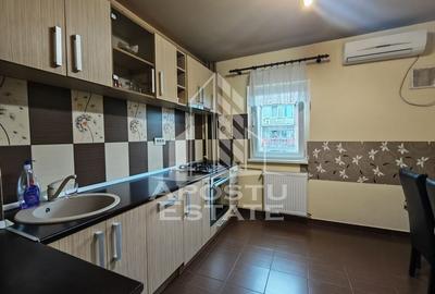 Apartament cu 3 camere semidecomandat în Aradului