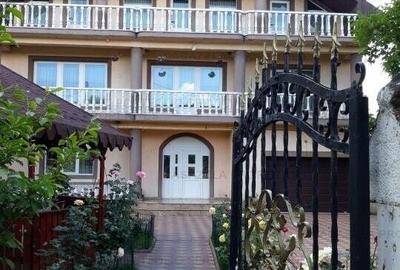 Casă cu 9 camere cu Garaj în Central