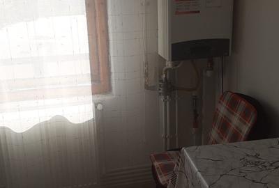 Apartament cu 2 camere semidecomandat în Craiovița Nouă