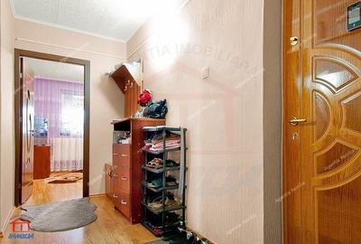 Apartament cu 4 camere decomandat în Micro 16