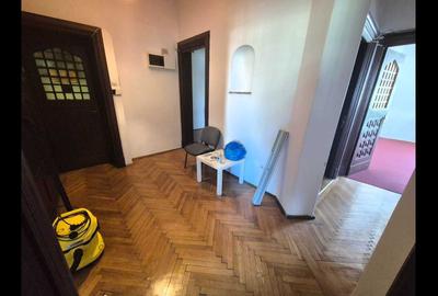Apartament cu 3 camere decomandat în Romană