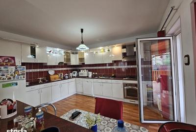 Casă cu 5 camere cu Teren 1159 Mp în Zăvoi