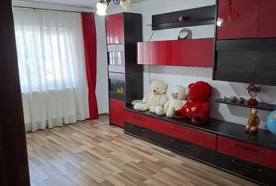 Apartament cu 3 camere decomandat în Exterior Vest