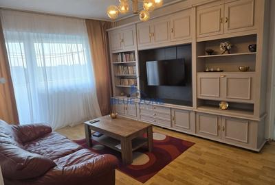 Apartament cu 3 camere semidecomandat în Tineretului