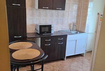 Apartament cu 2 camere semidecomandat, mobilat în Decebal