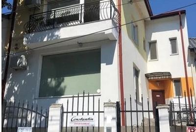 Casă individuală cu 9 camere cu Canalizare în Moșilor
