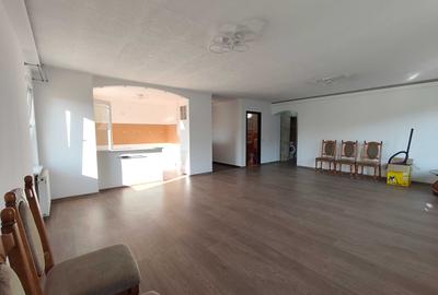 Apartament cu 4 camere decomandat în Florești