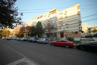 Apartament cu 4 camere decomandat în Faleza Nord
