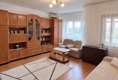 Apartament cu 3 camere decomandat, mobilat în Calea București