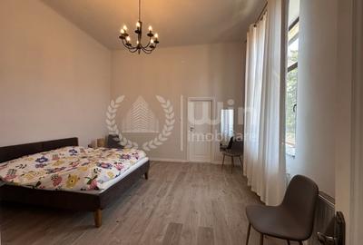 Apartament cu 3 camere semidecomandat, mobilat în Central