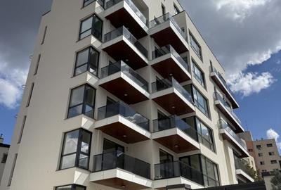 Apartament cu 3 camere semidecomandat în Moșilor