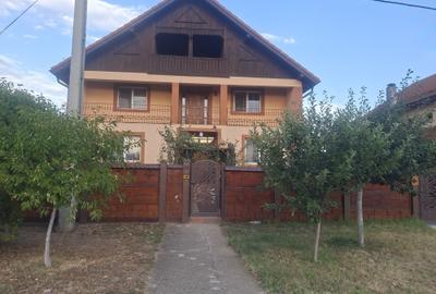 Casă cu 4 camere în Primăverii