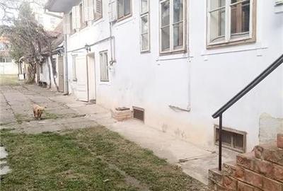 Casă individuală cu 10 camere cu Canalizare în Exterior Est - 35