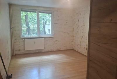 Apartament cu 3 camere semidecomandat în Dristor
