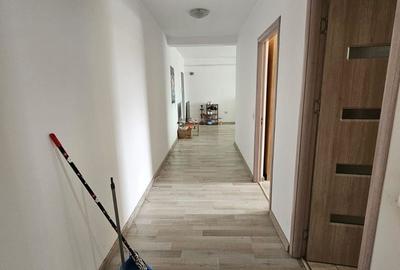 Apartament cu 3 camere în 1 Mai